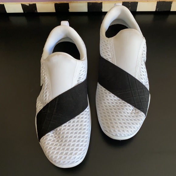 Nike Women’s Slip-on Trainers Sz 9 - Picture 2 of 11